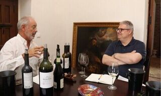 Weinhändler Schwander (r) mit mit Agostinho Marques Figueira de Chaves, Produzent von Medeiros. (Bild: zVg)
